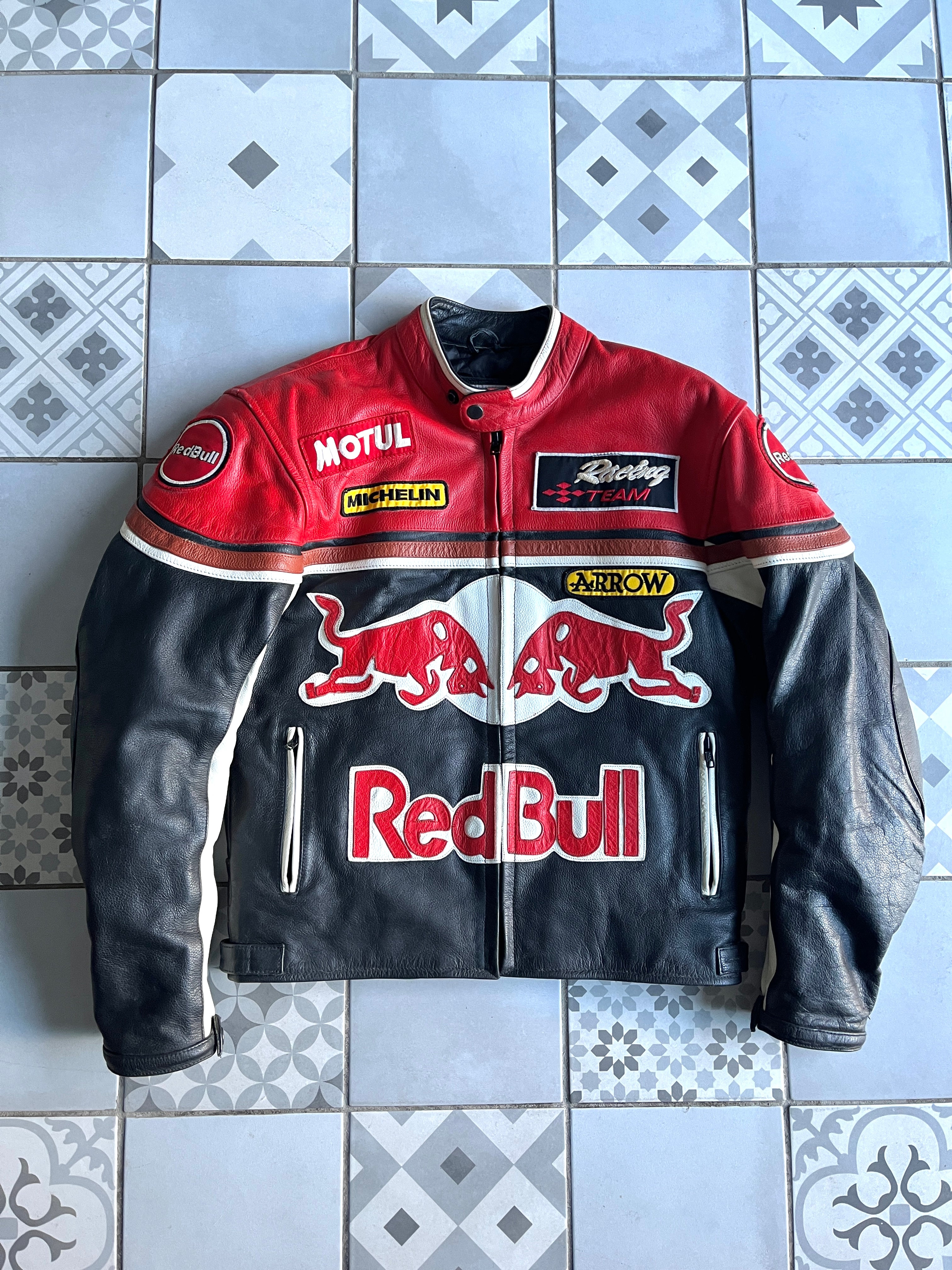 Veste racing Red Bull vintage en cuir rouge et noir - Vue de face