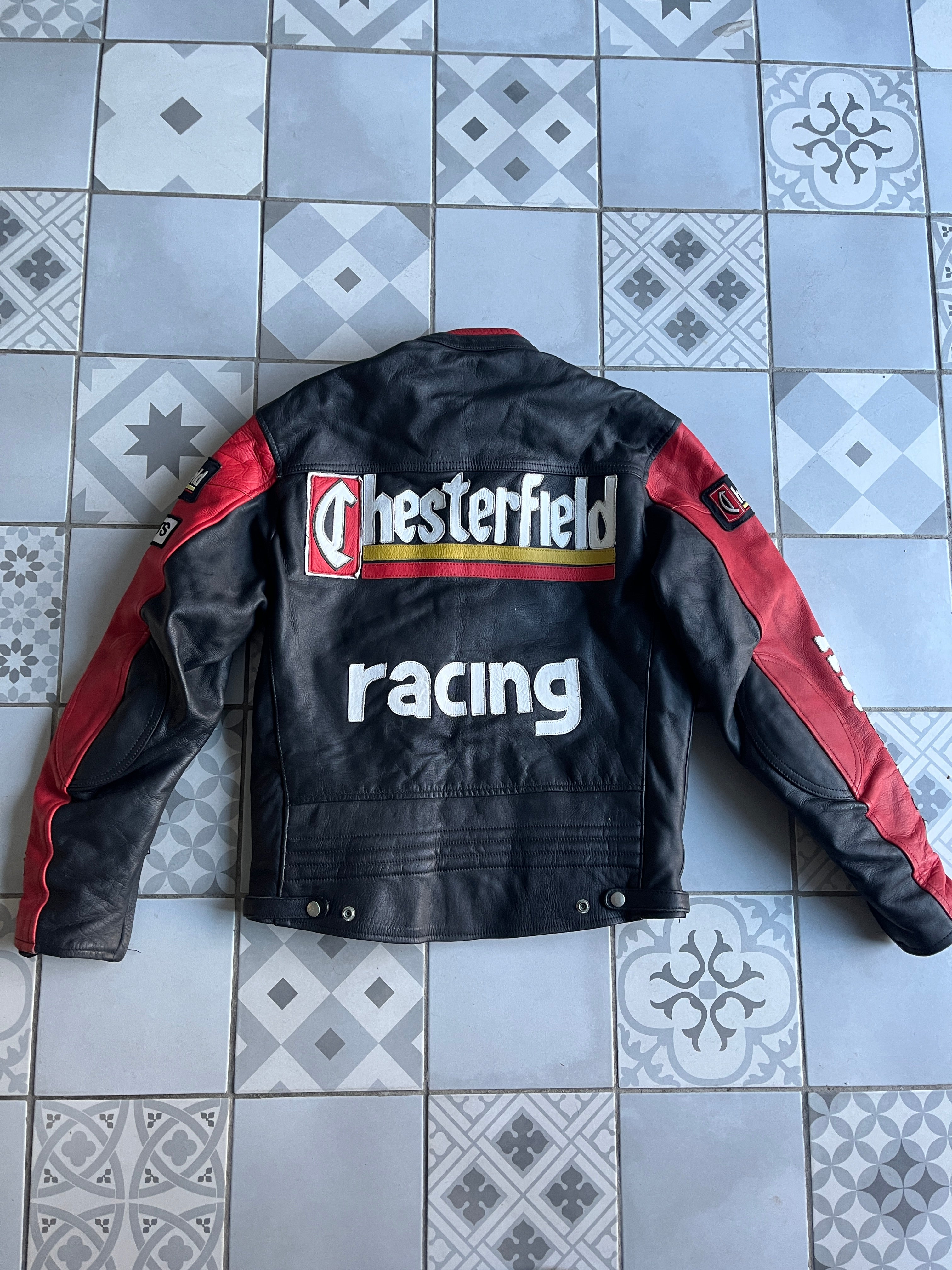 Grand logo Chesterfield brodé au dos avec une bande rouge et une bande jaune