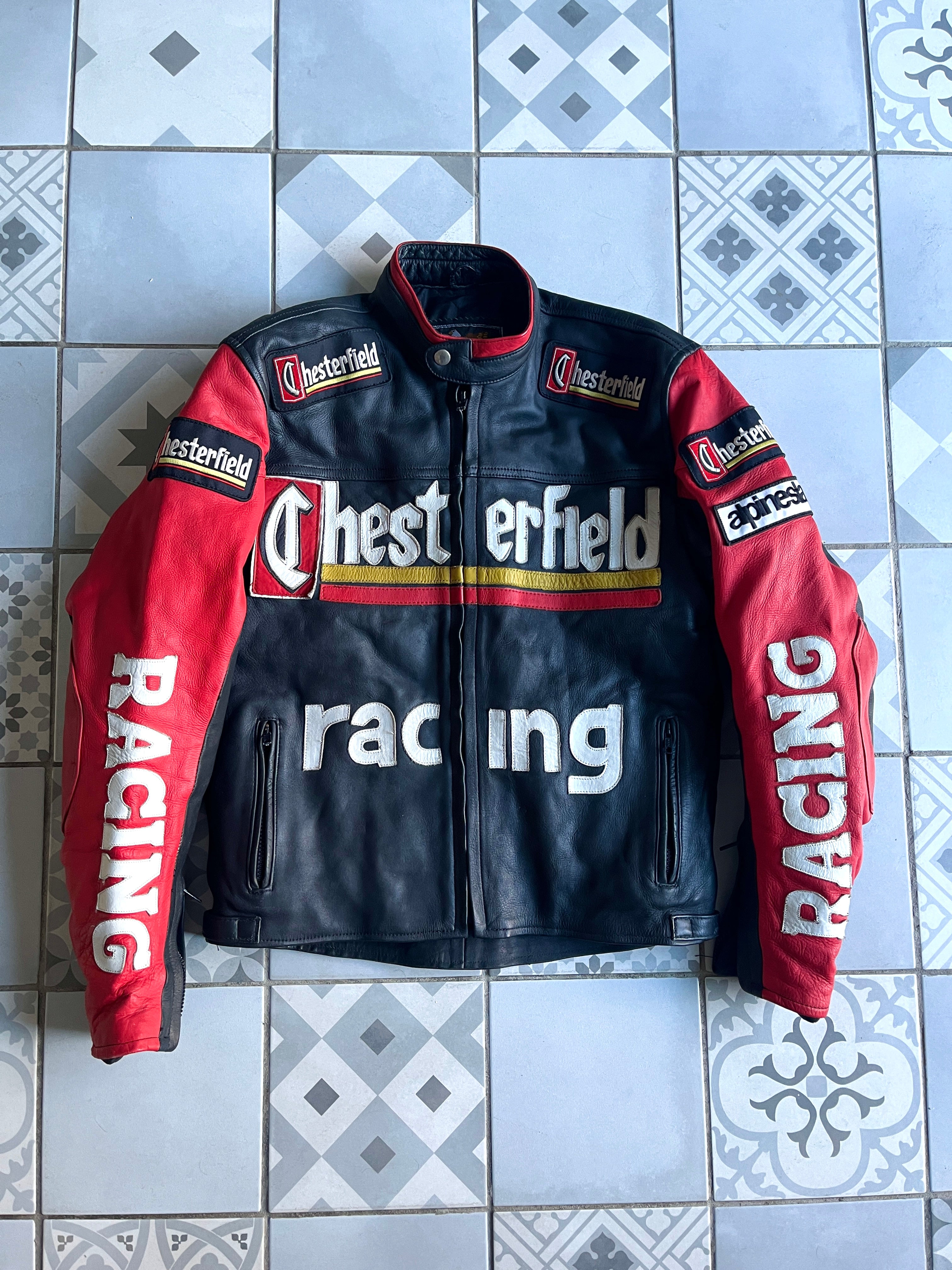 Broderie Chesterfield soulignée par deux bandes rouge et jaune sur cuir noir