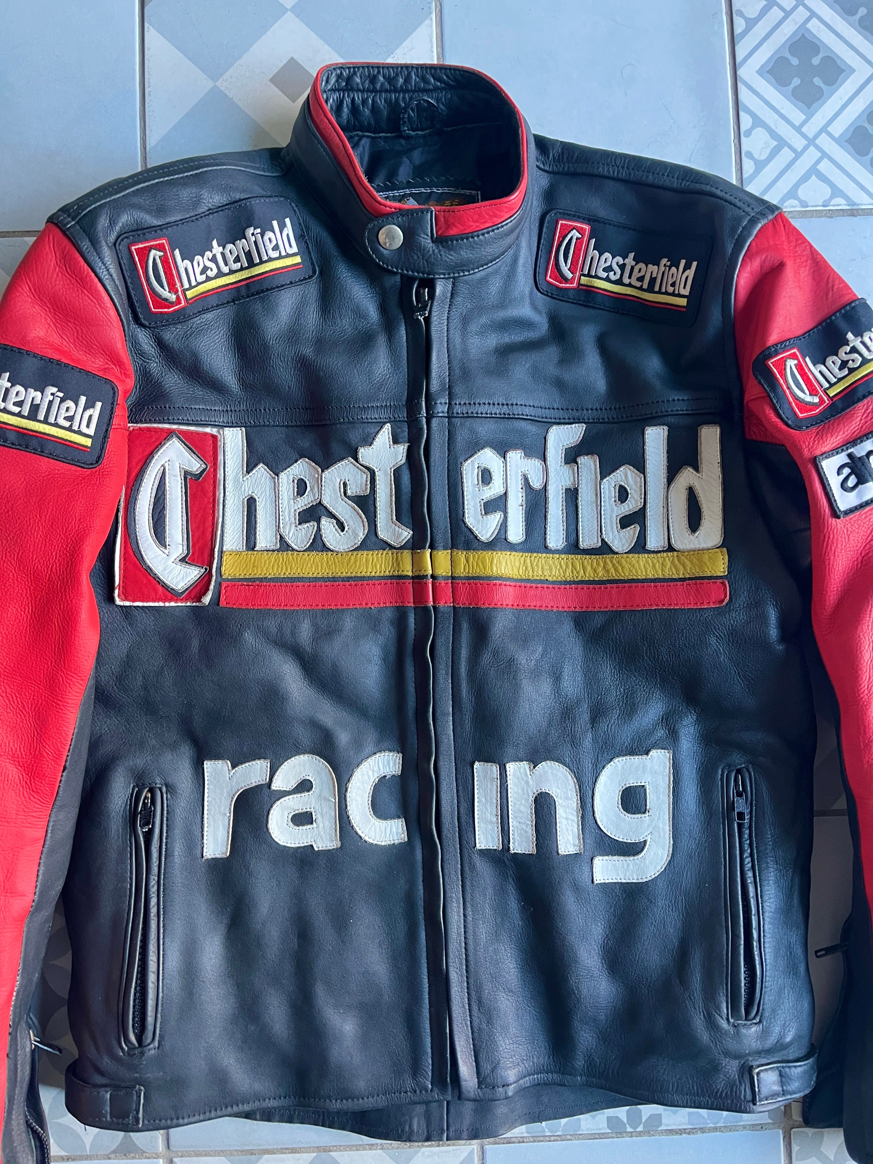 Texture du cuir de vachette véritable et finitions des broderies Chesterfield