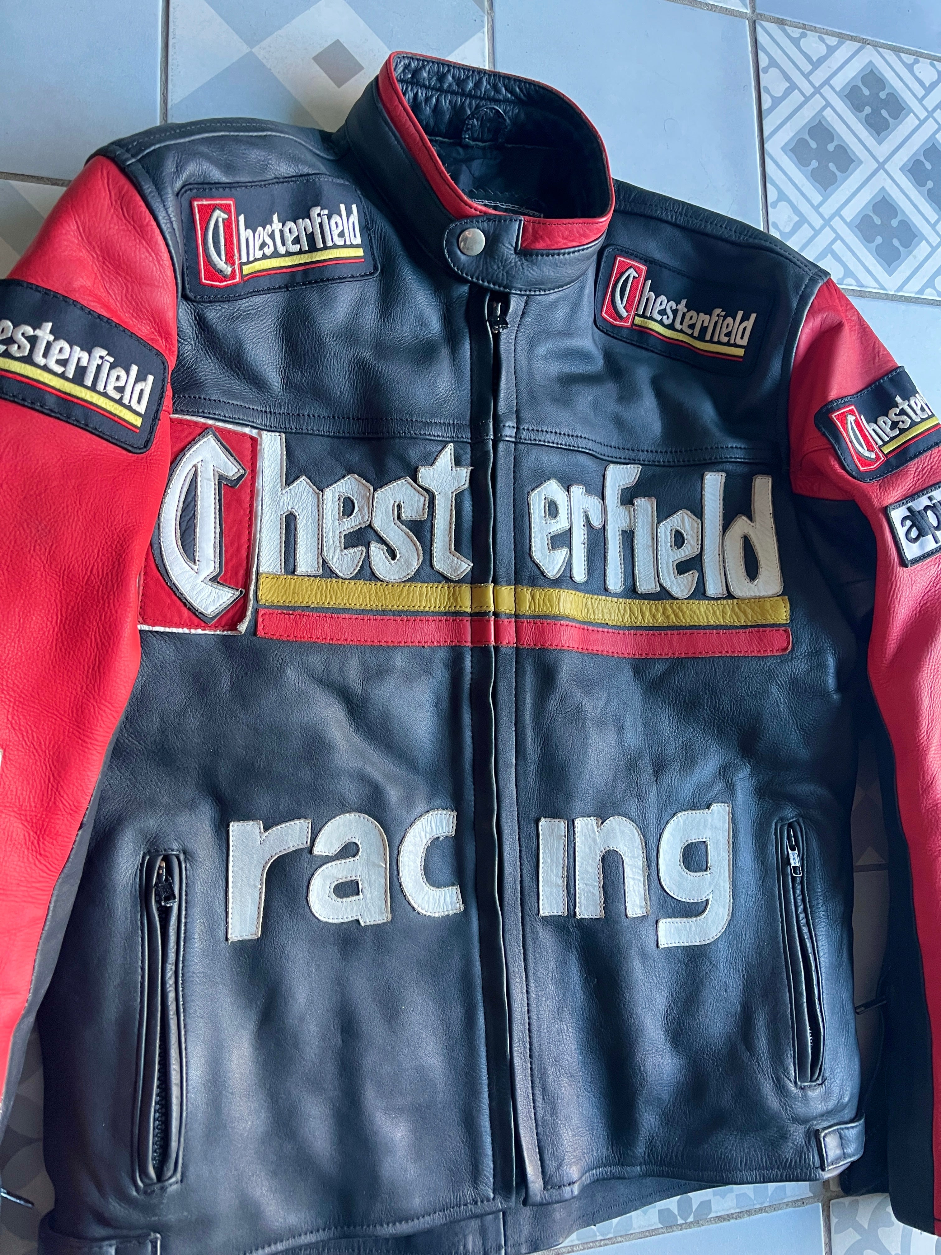 Blouson de pilote vintage Chesterfield noir et rouge style sport moto