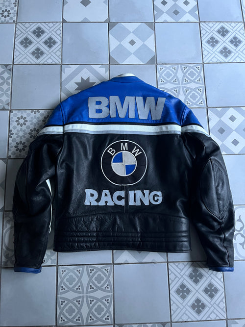 Dos du blouson cuir vintage BMW Racing, affichant le grand logo emblématique BMW central, le texte BMW sur les épaules et RACING en bas.