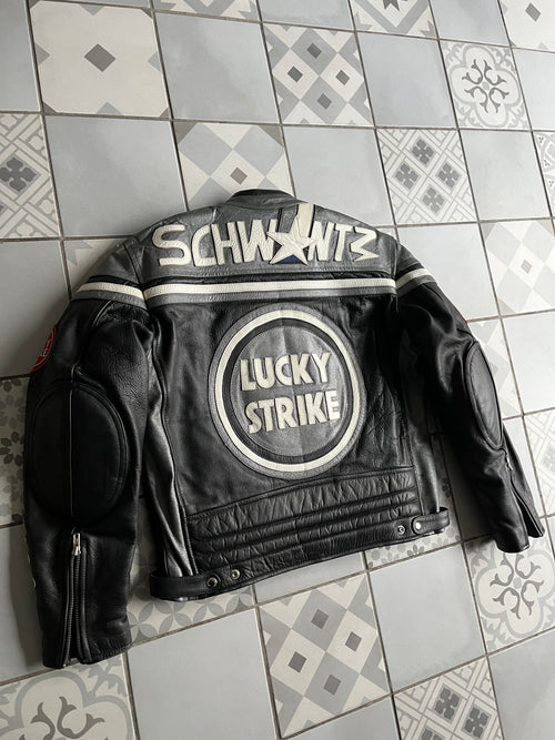 Dos du blouson cuir noir montrant l'immense lettrage SCHWANTZ argenté et le logo Lucky Strike central