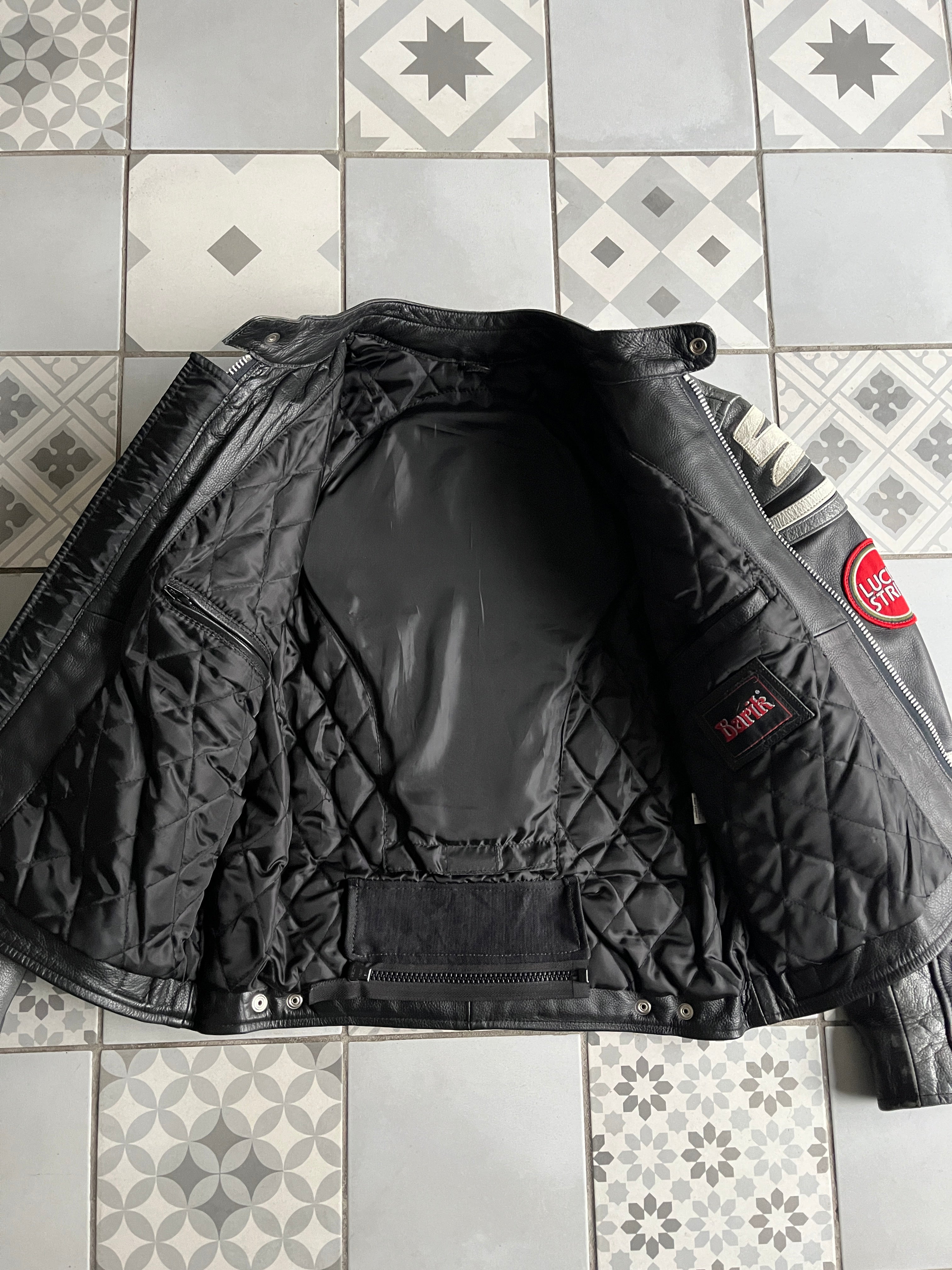 Vue de la doublure intérieure noire matelassée et de la poche portefeuille du blouson moto vintage