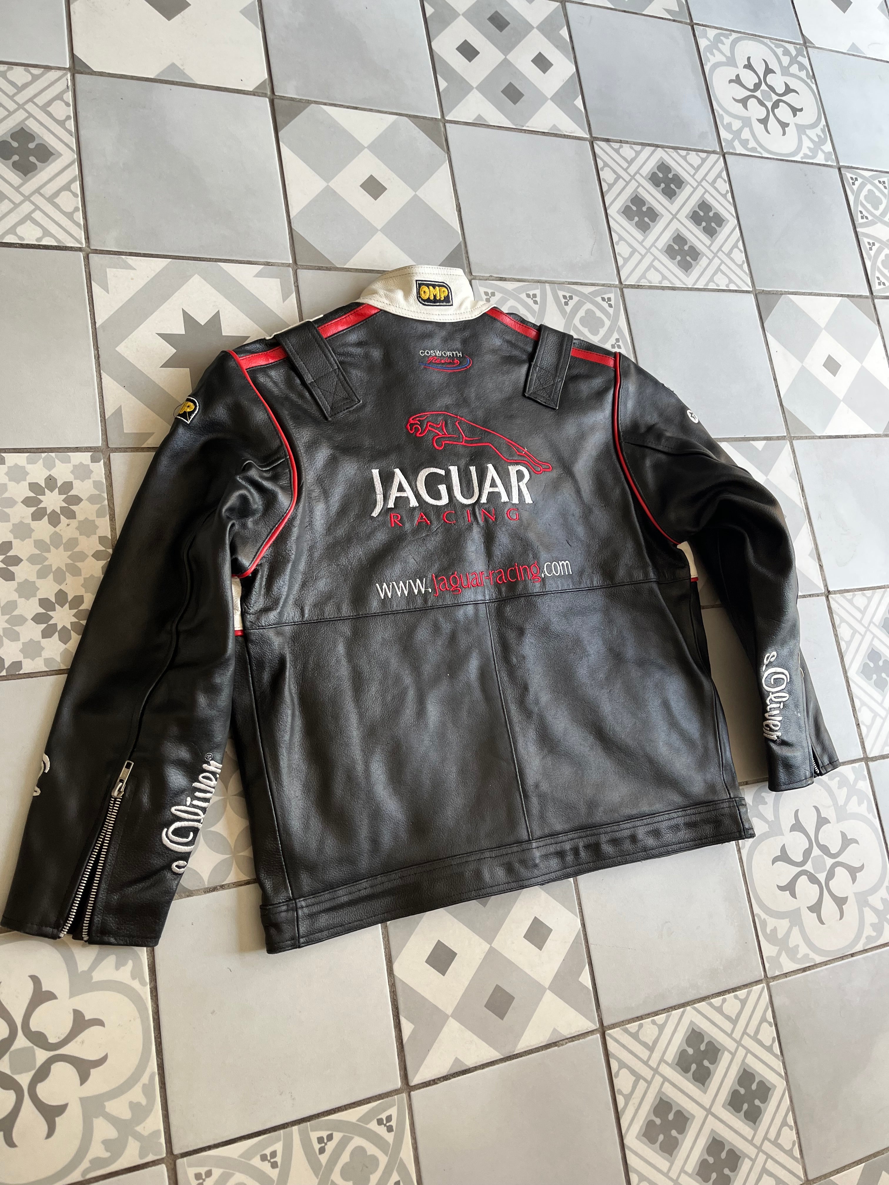 Logo Jaguar bondissant blanc brodé sur cuir véritable noir