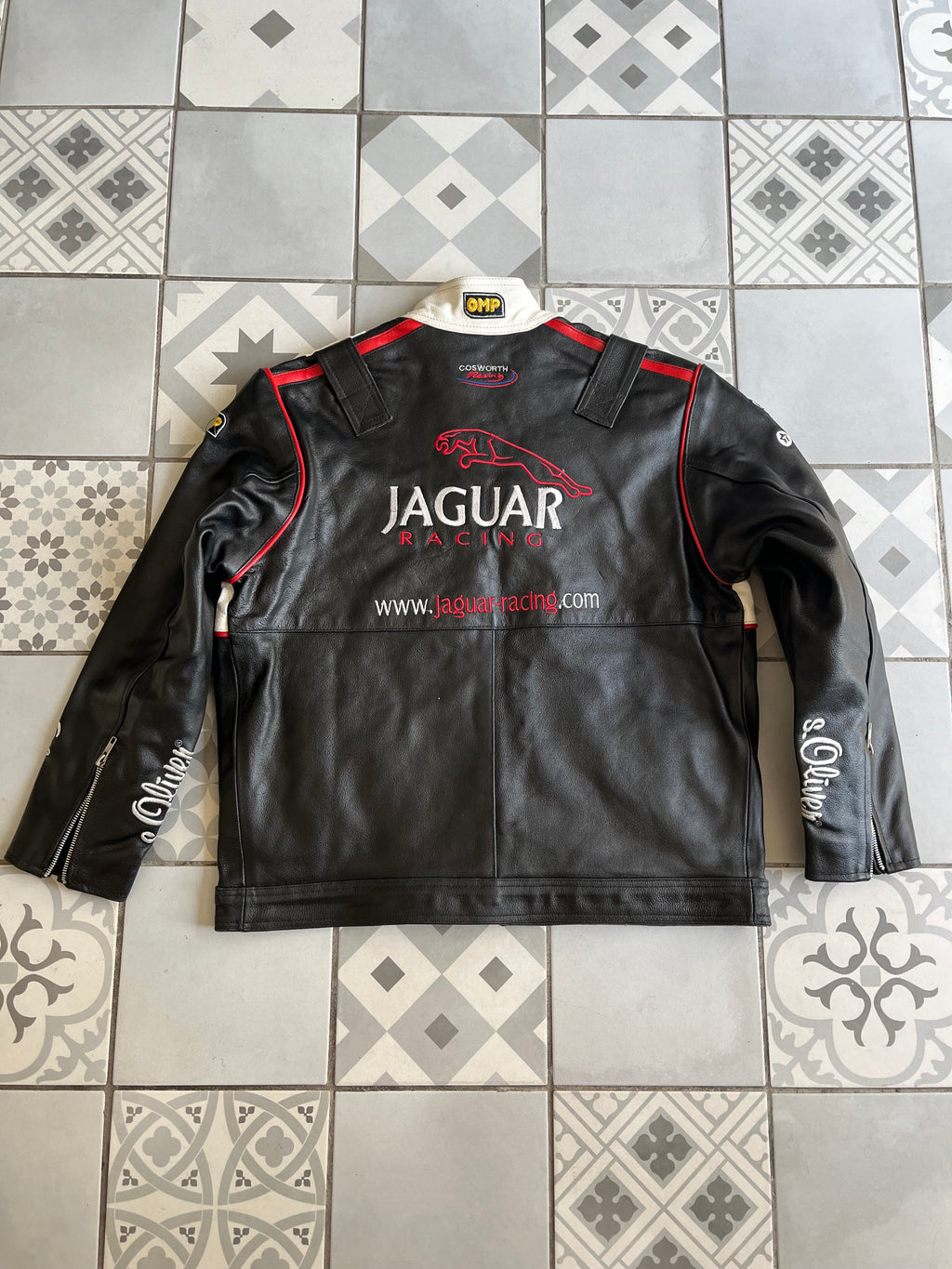 Grand logo Jaguar et sponsor HSBC brodés au dos d'une veste noire