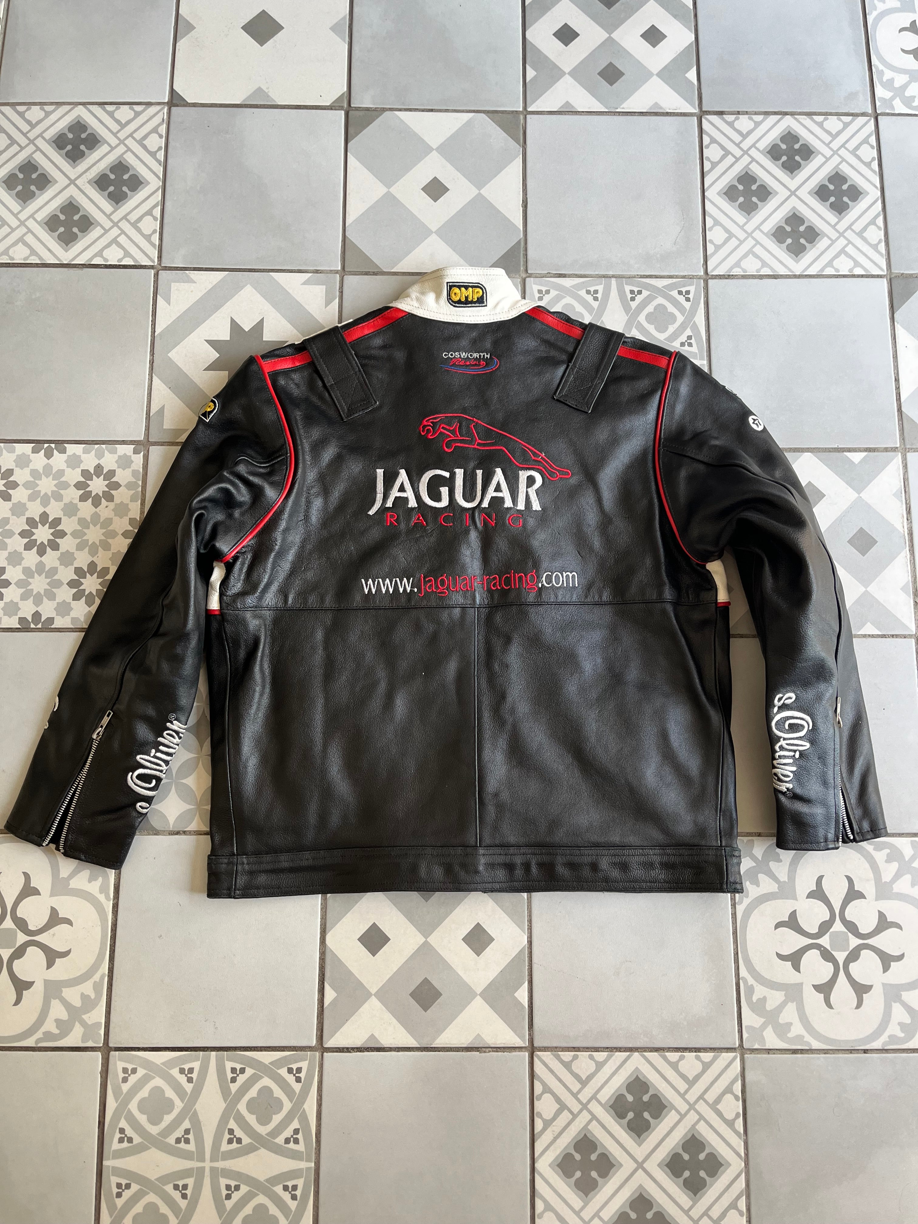 Grand logo Jaguar et sponsor HSBC brodés au dos d'une veste noire