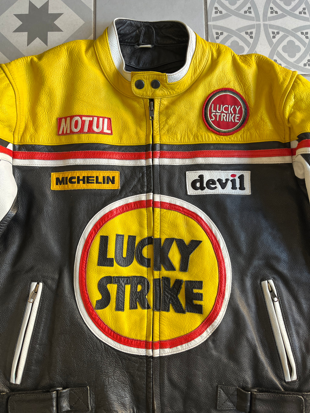 Logo circulaire Lucky Strike brodé sur cuir véritable noir
