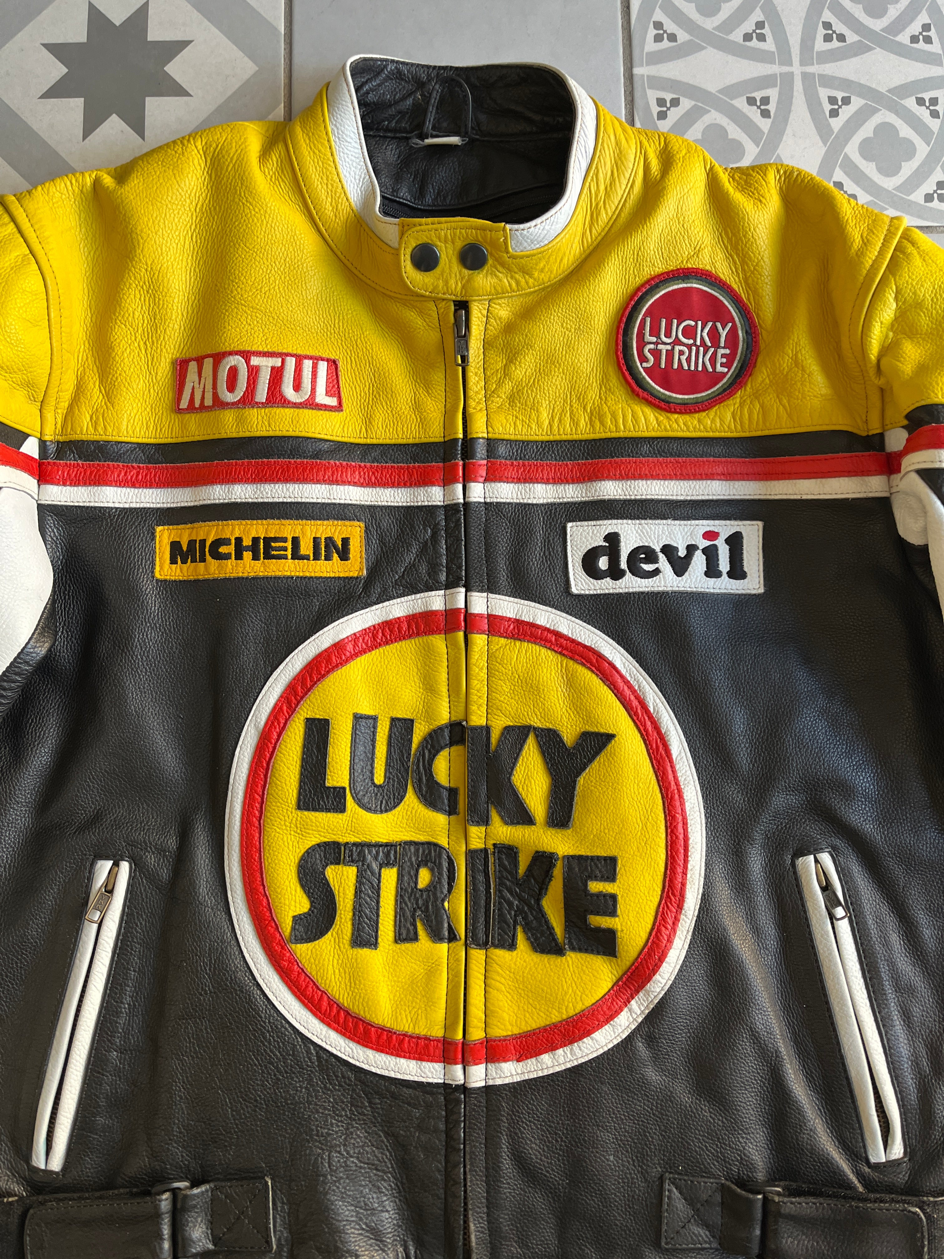 Logo circulaire Lucky Strike brodé sur cuir véritable noir