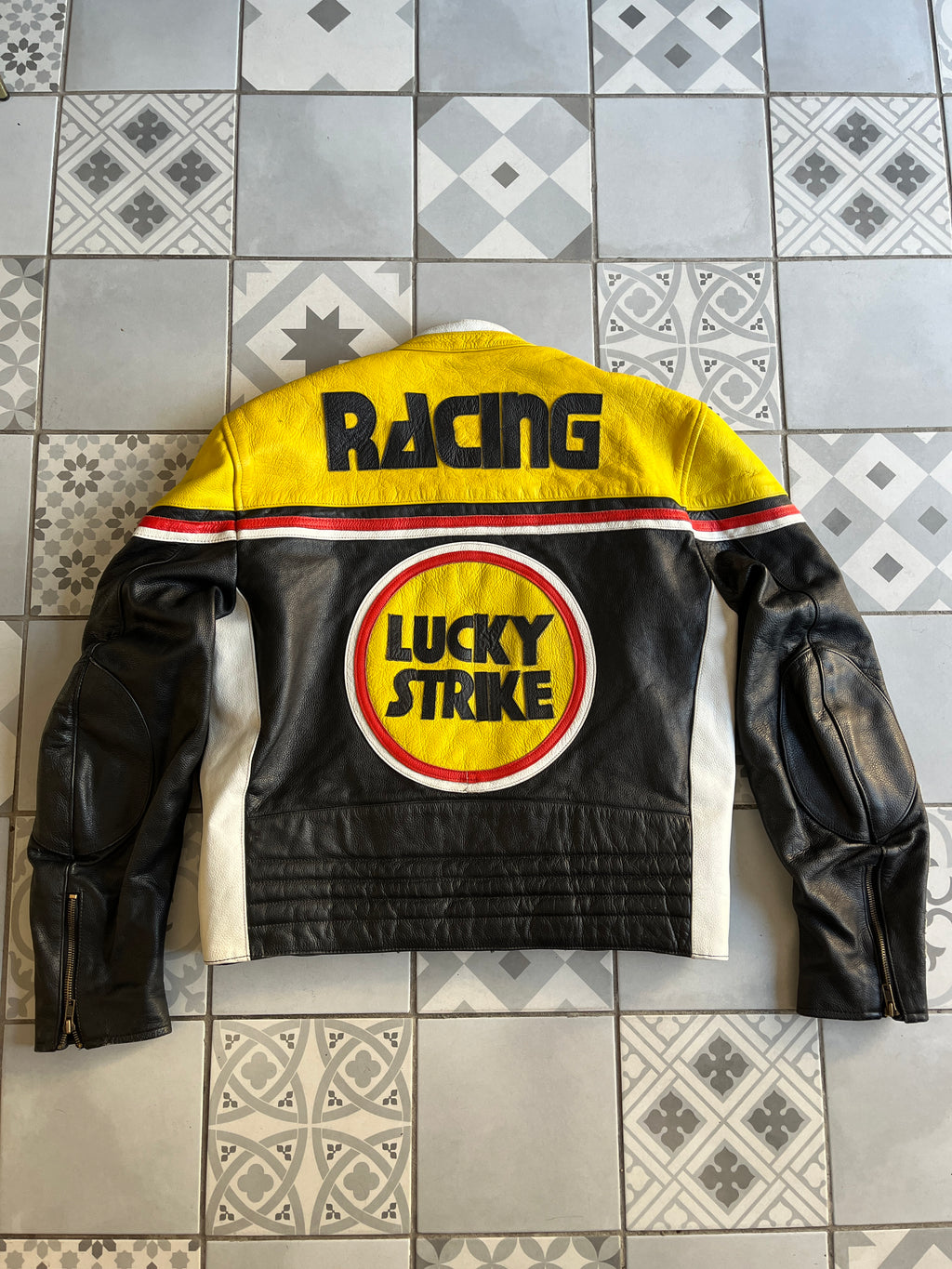 Patchs Lucky Strike jaunes brodés sur les manches en cuir noir