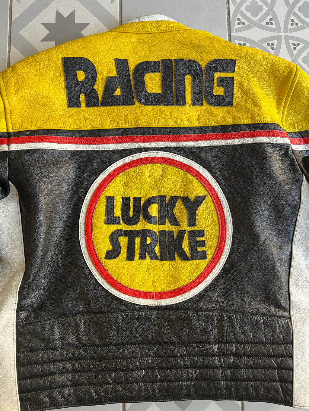 Gros plan sur le grain du cuir de vachette et broderies haute densité