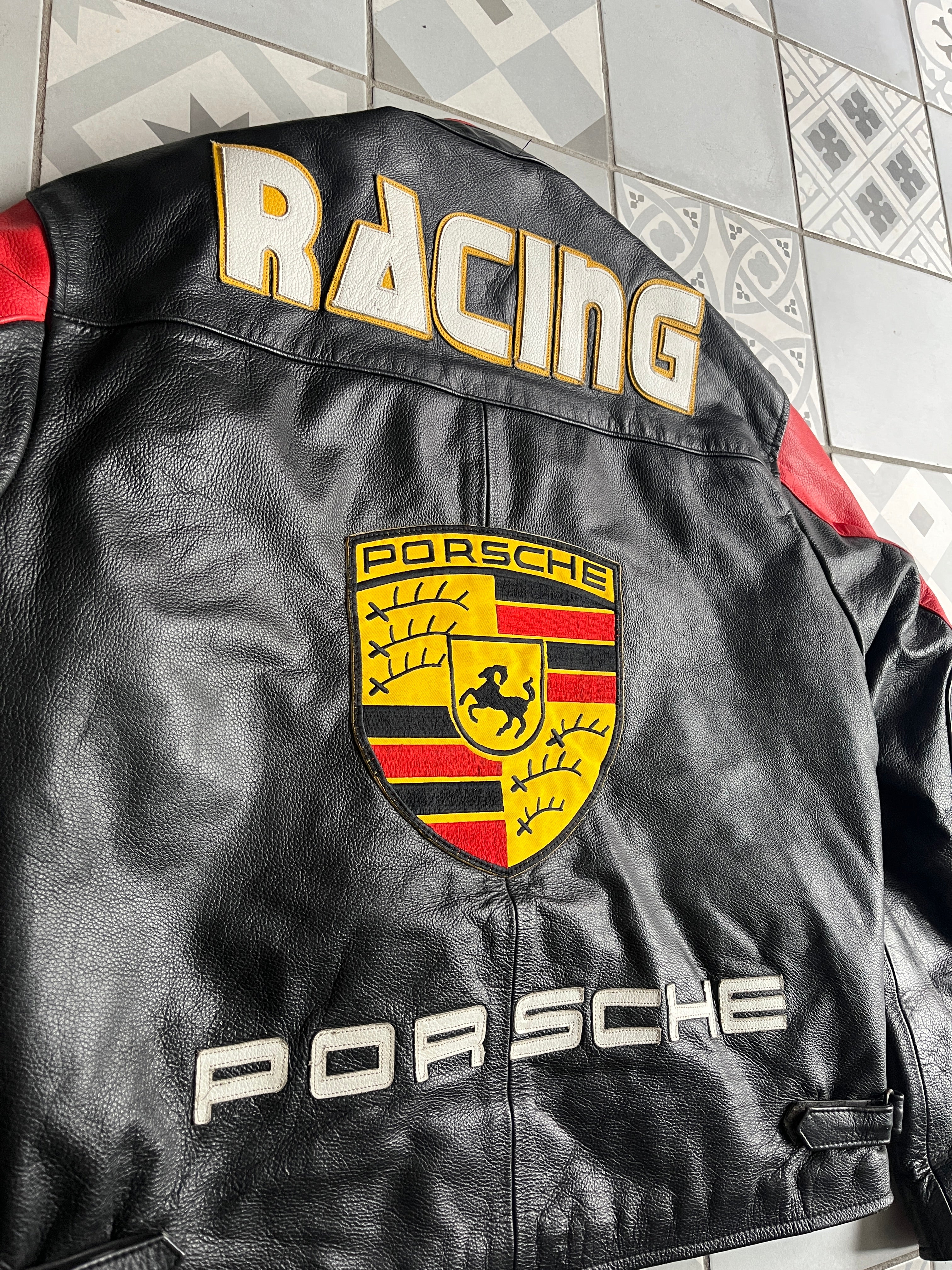 Texture du cuir de vachette véritable noir et rouge haute qualité