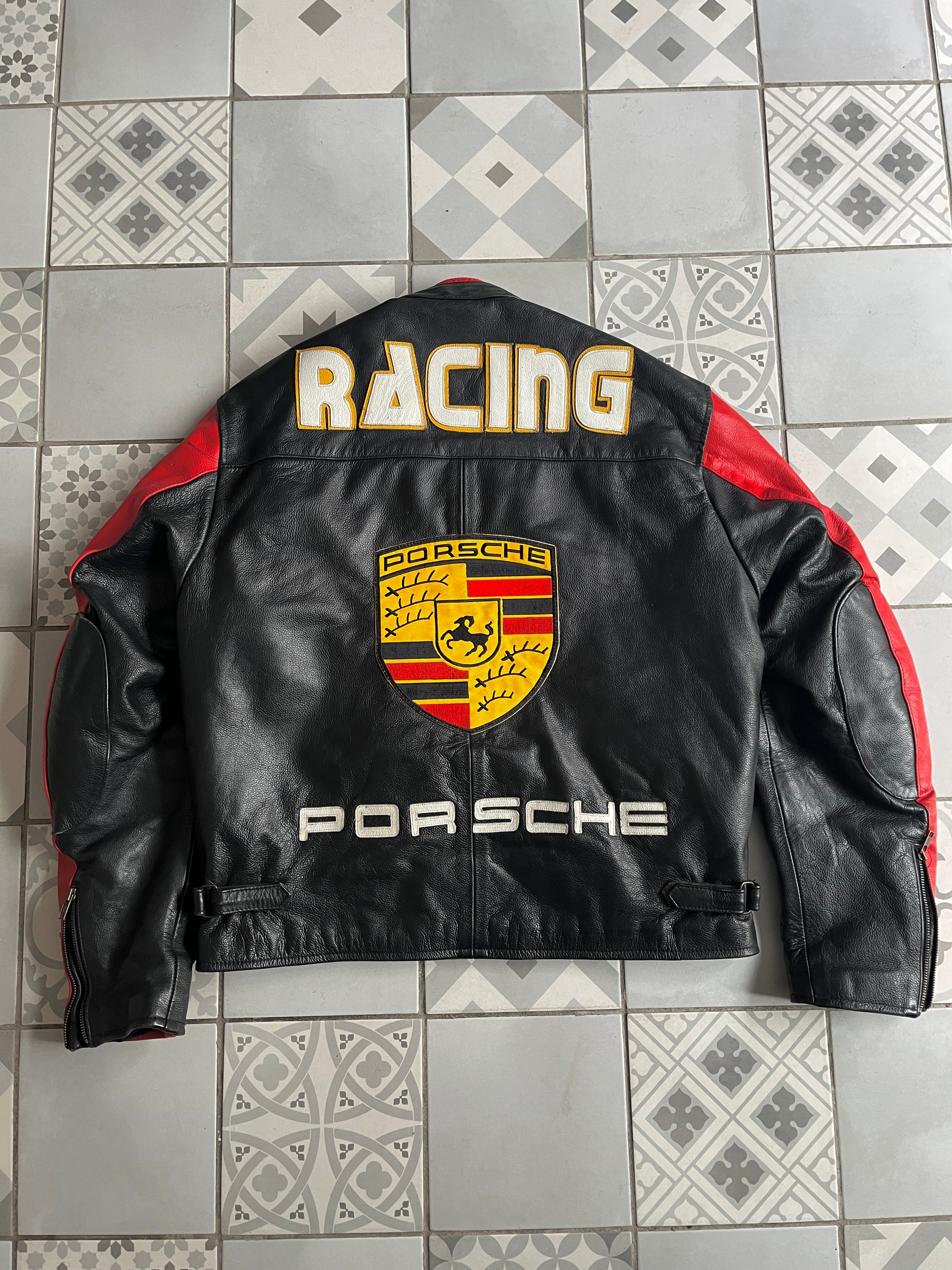 Grand logo Porsche Racing brodé au dos d'un blouson en cuir