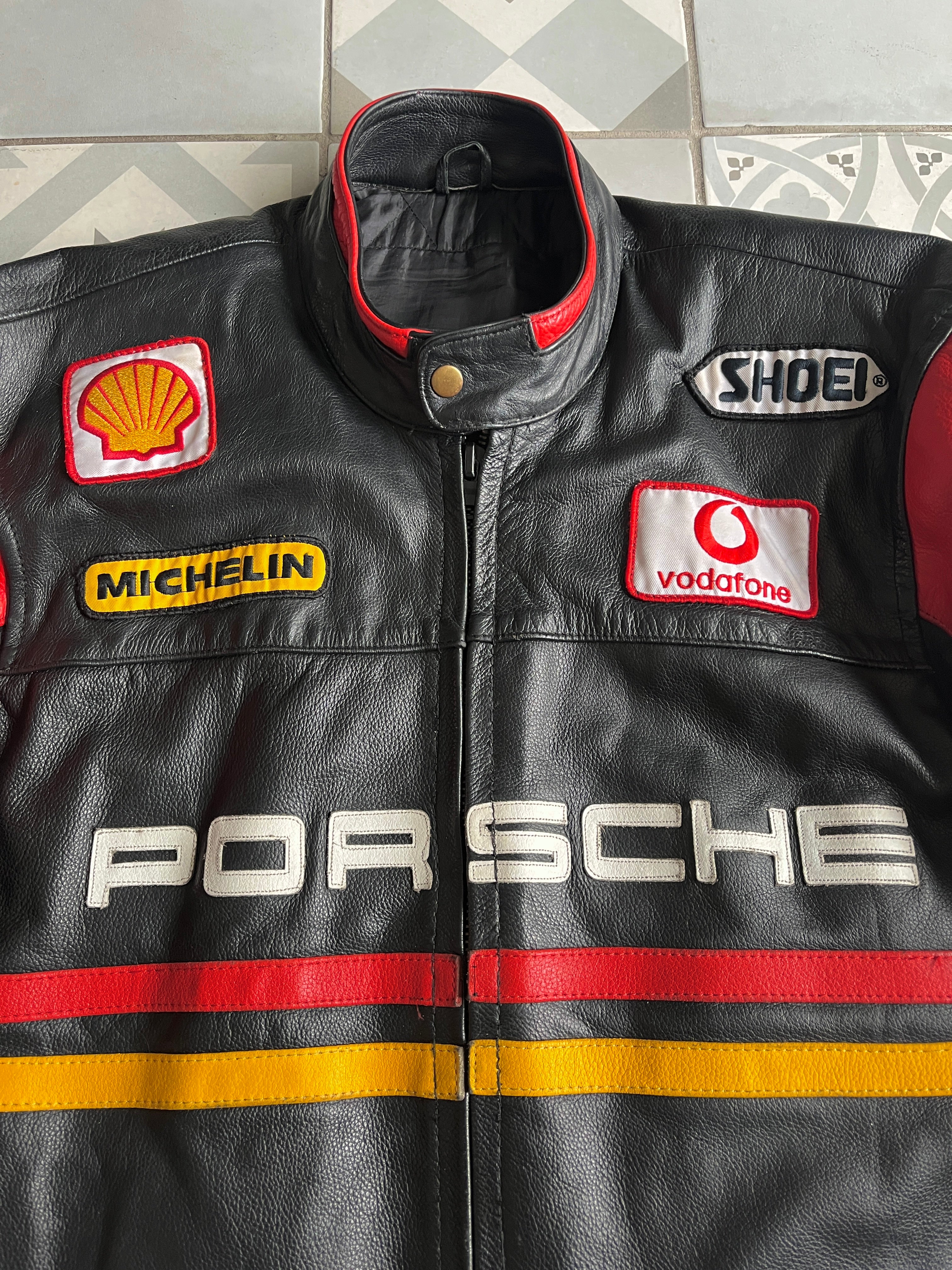 Broderie Porsche et bandes orange et rouges sur cuir noir