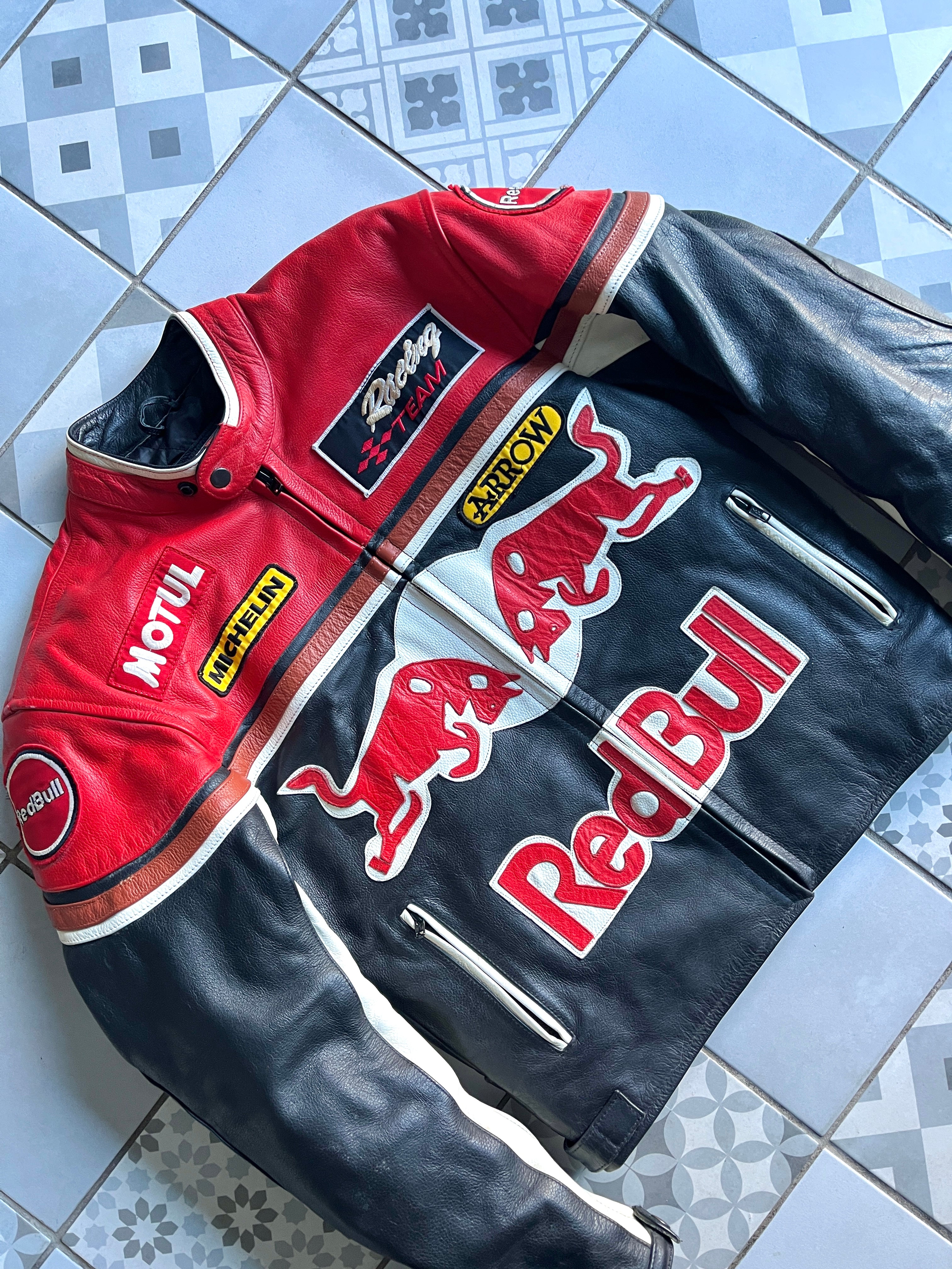 Détail des finitions et zips métalliques blouson racing vintage
