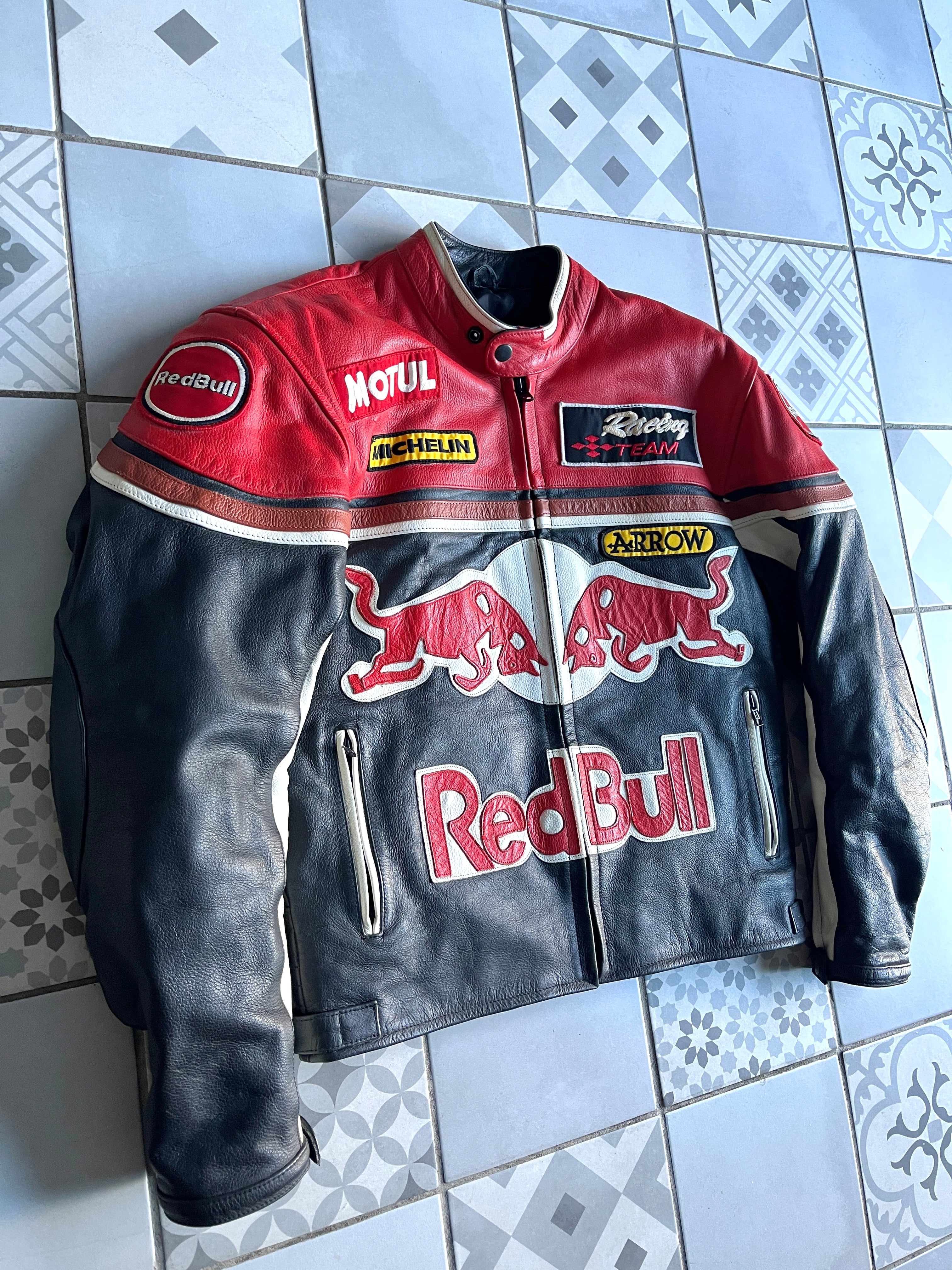 Coupe boxy veste Red Bull cuir rouge et noir style streetwear