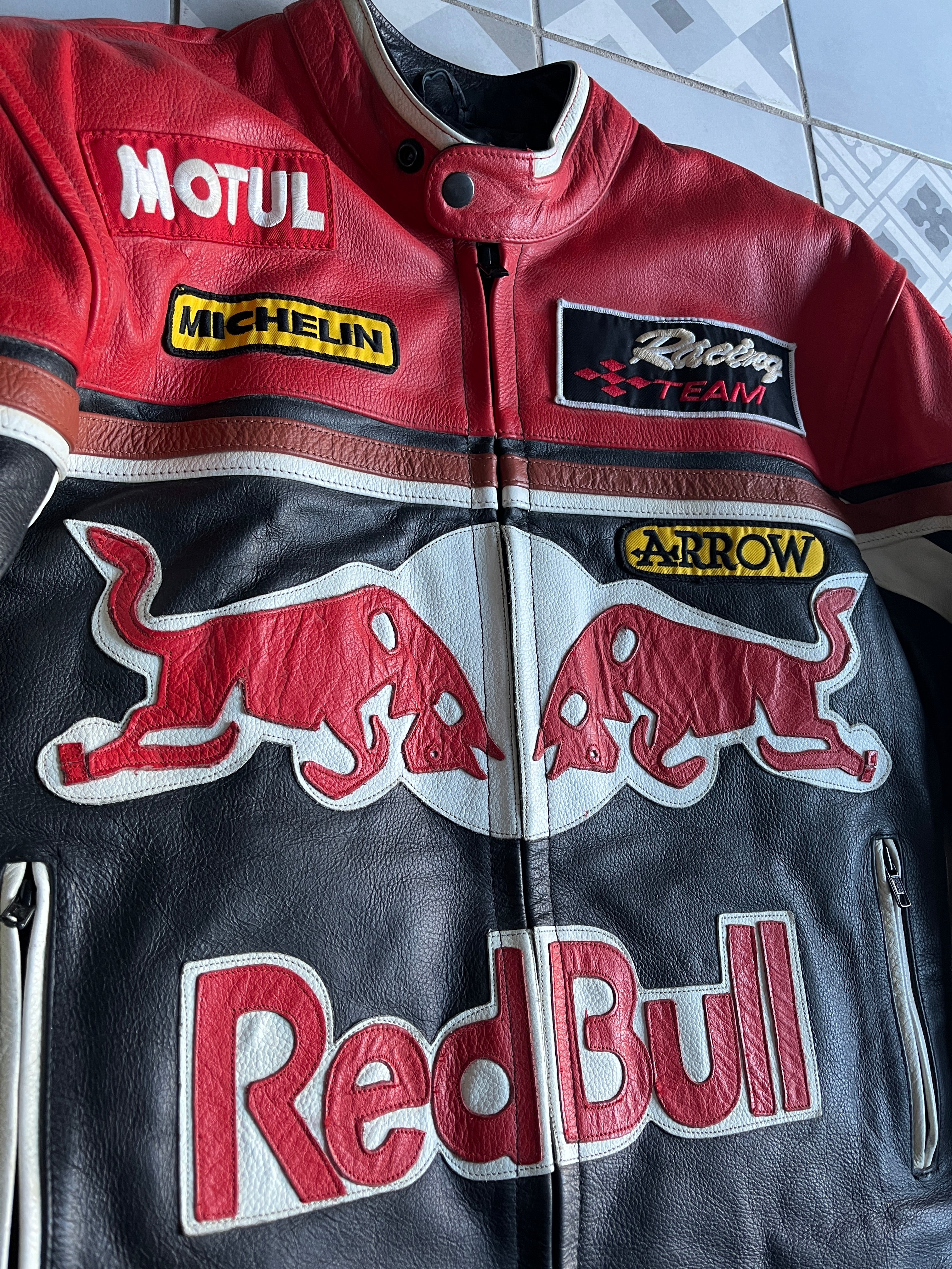 Détail broderie logo Red Bull Racing sur cuir véritable