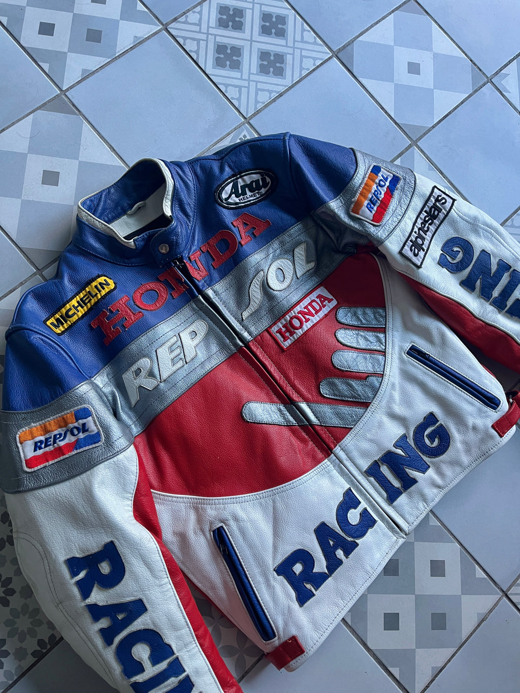 Détail de la broderie haute densité logo Honda Repsol sur cuir de haute qualité