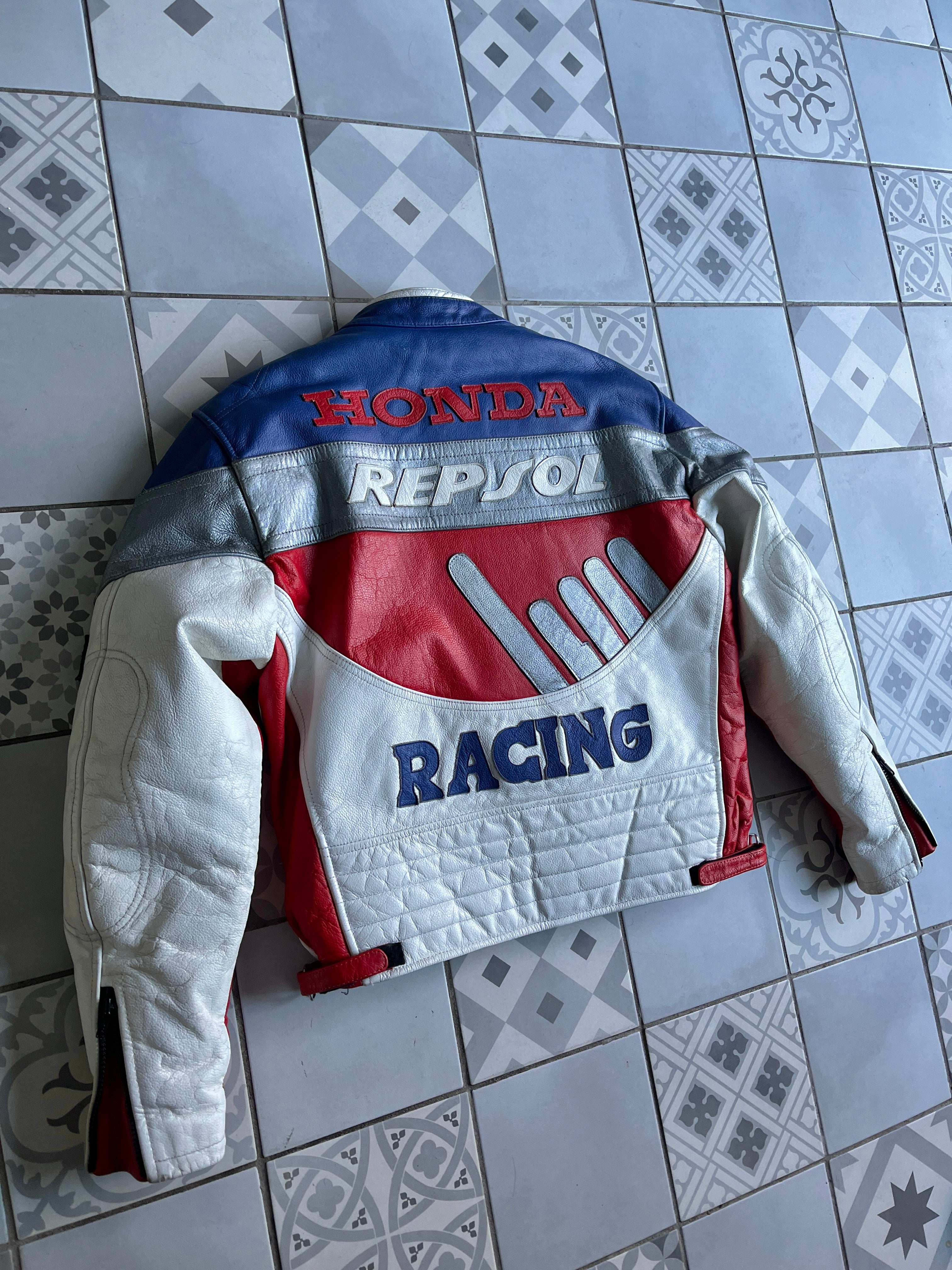 vue de dos avec détails logos honda