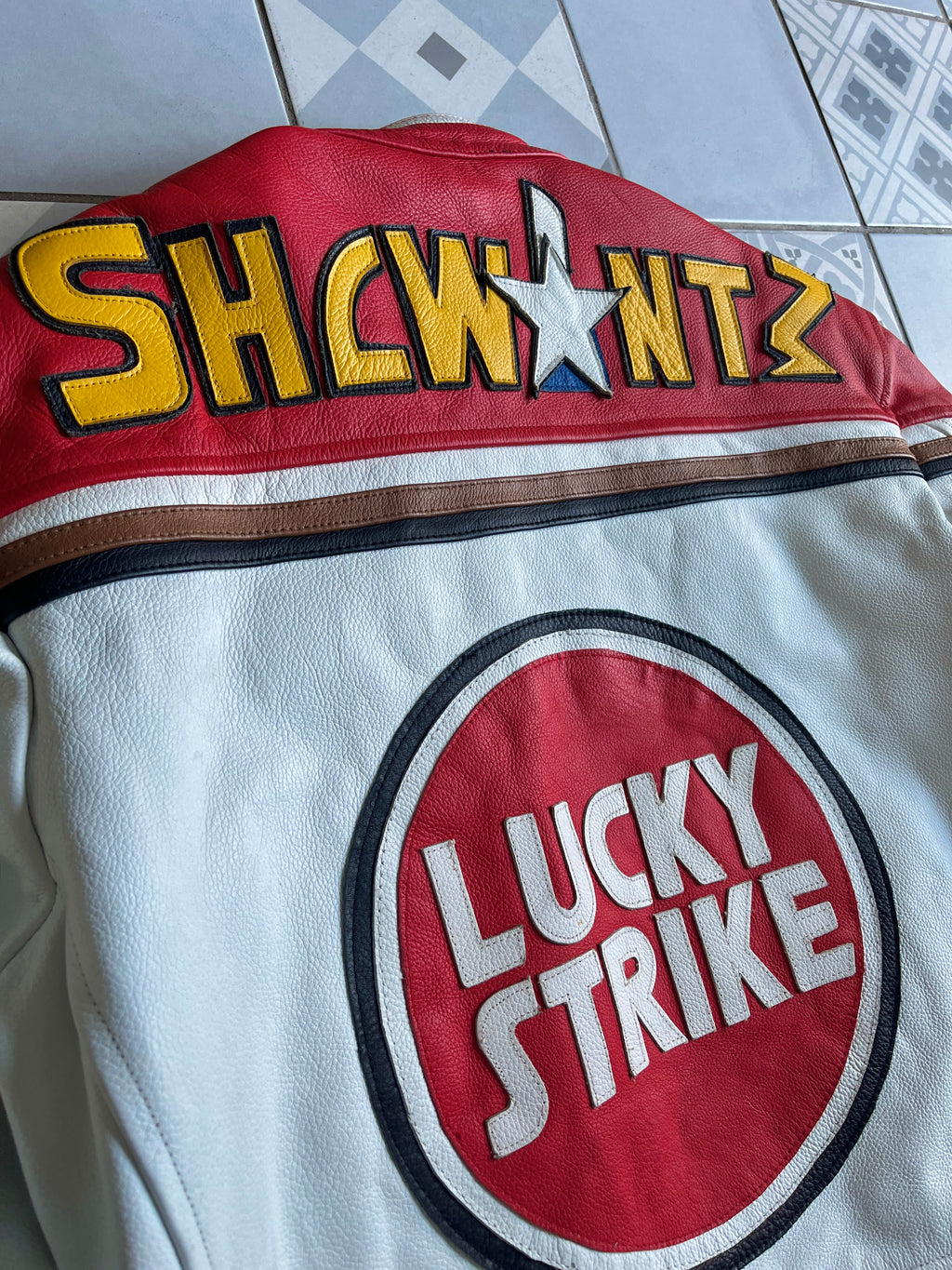 Gros plan sur la broderie haute densité Kevin Schwantz #34 - Finition premium