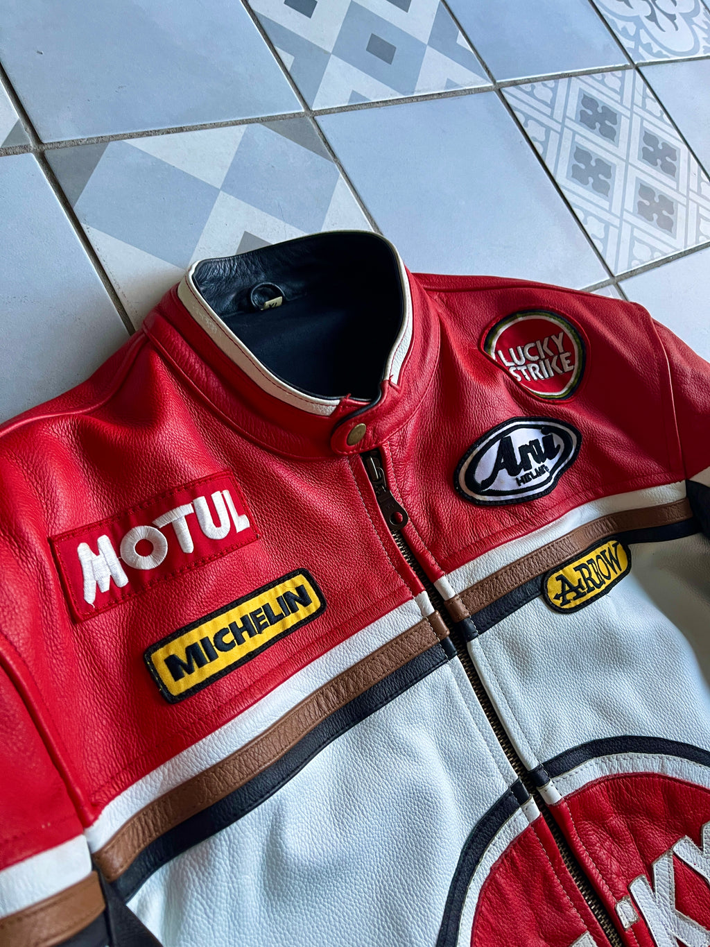 Détail des logos brodés lucky strike motul michelin arai sur cuir véritable - Look rétro