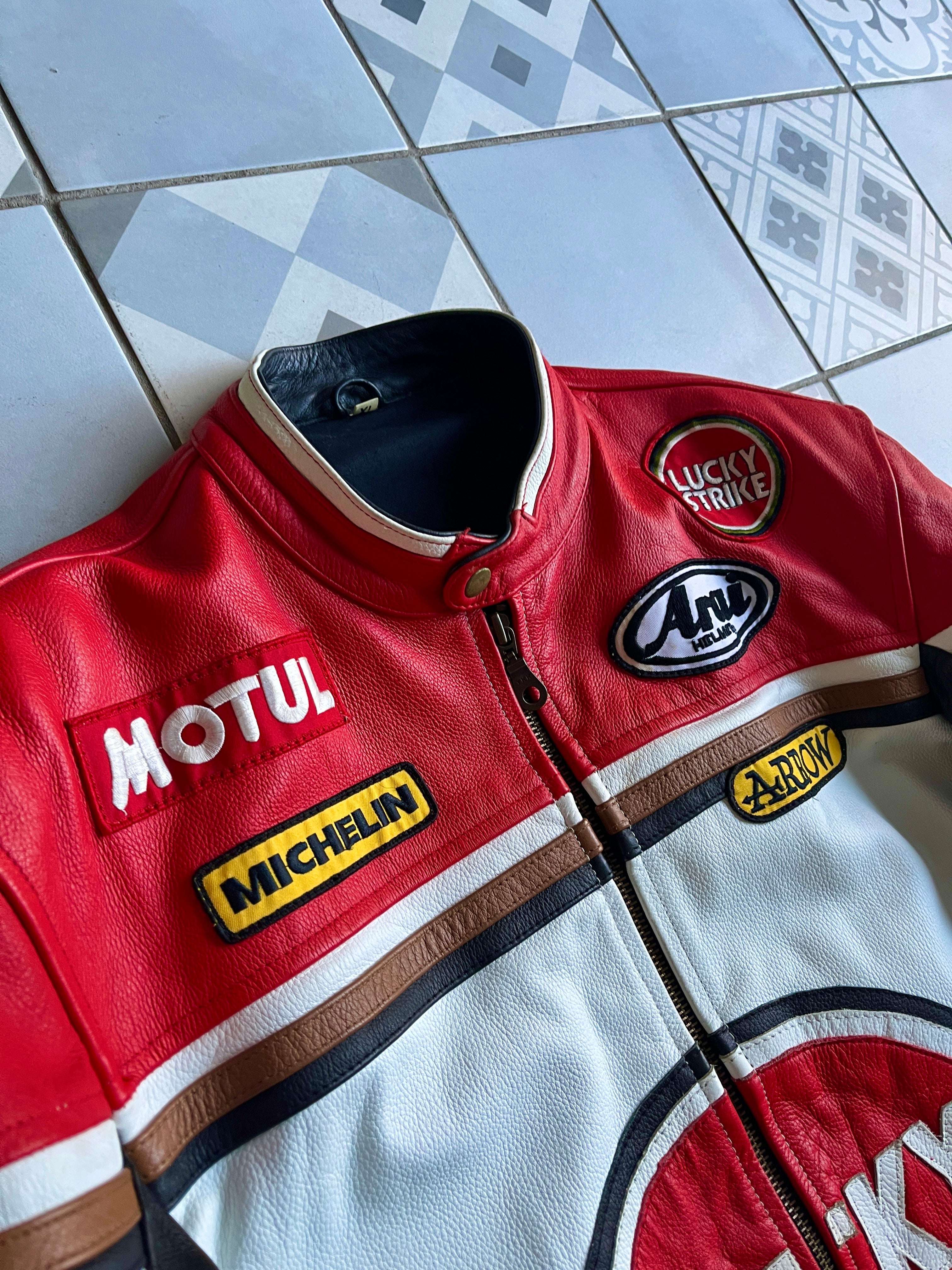 Détail des logos brodés lucky strike motul michelin arai sur cuir véritable - Look rétro