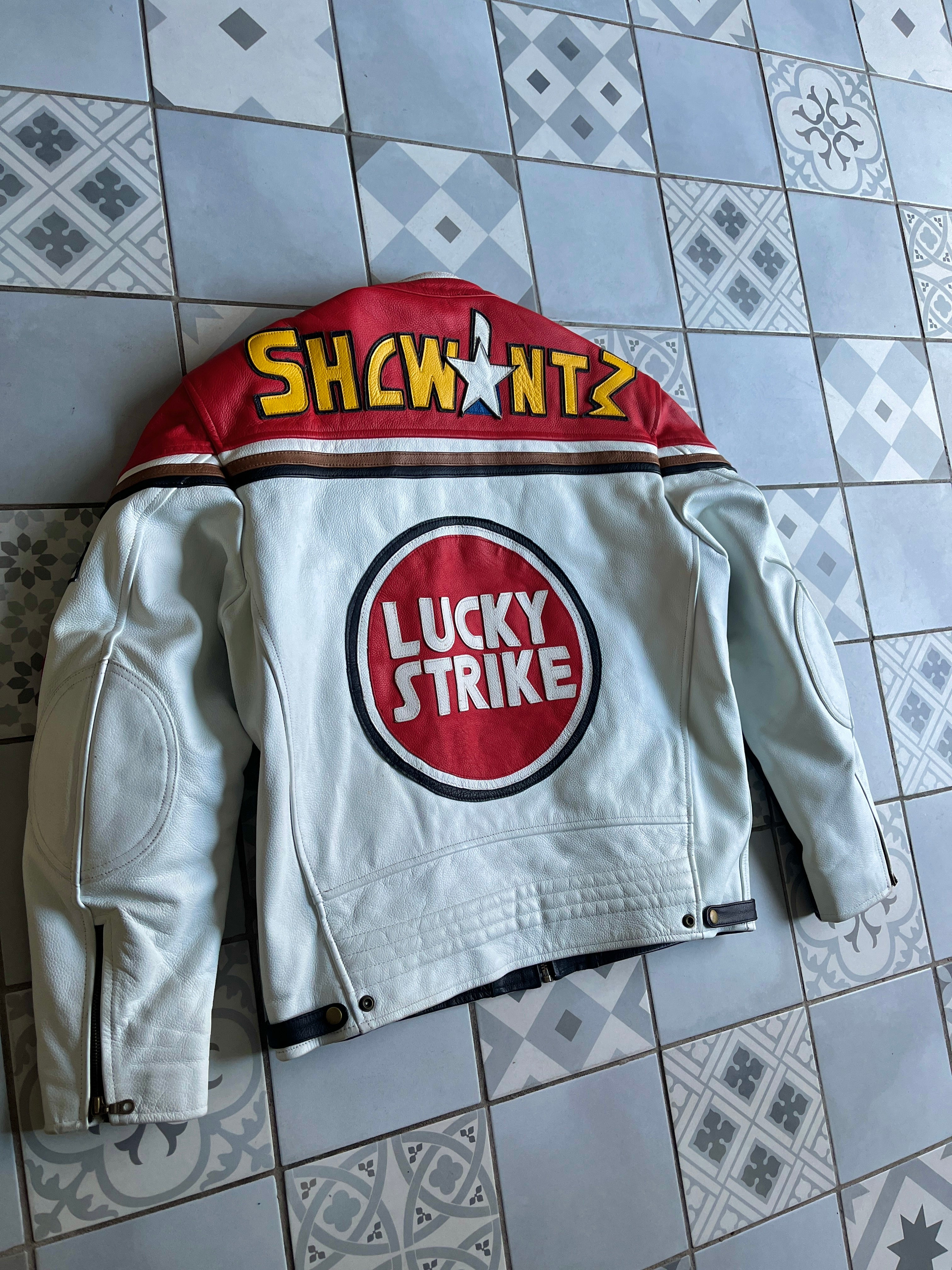 Détail du logo circulaire Lucky Strike brodé sur cuir véritable - Look rétro